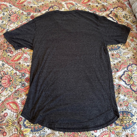 Excellent condition men’s medium charcoal gray Goodlife everyday v neck T - Picture 6 of 6
